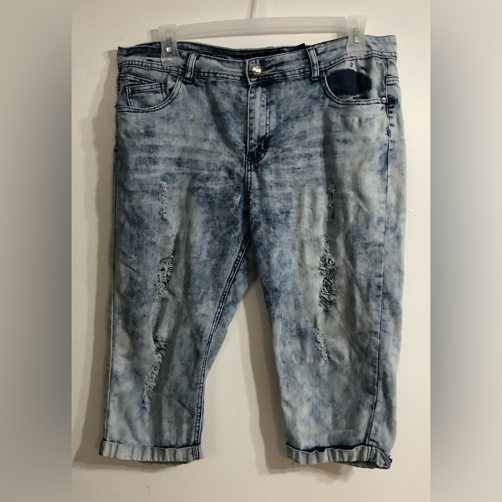 VIP women’s Bermuda distressed  jeans five pockets embroidered blue wash. 17//18